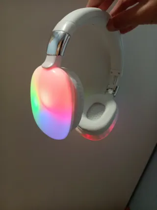 Cascos Inalámbricos Blancos con Luces LED