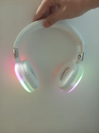 Cascos Inalámbricos Blancos con Luces LED