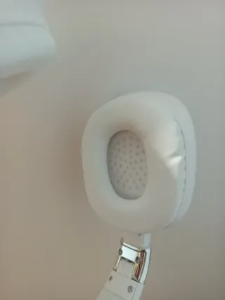 Cascos Inalámbricos Blancos con Luces LED