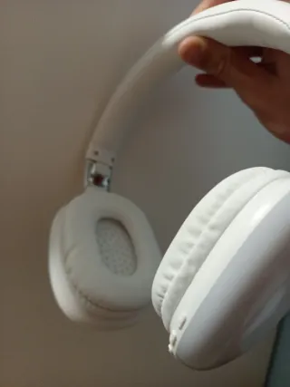 Cascos Inalámbricos Blancos con Luces LED