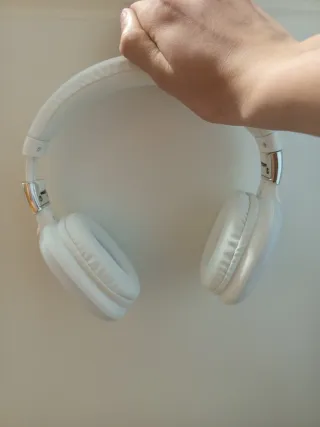 Cascos Inalámbricos Blancos con Luces LED