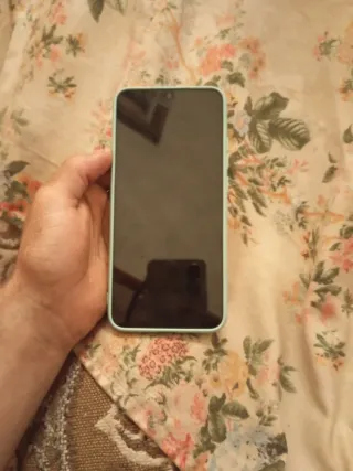Móvil Negro y Funda Verde