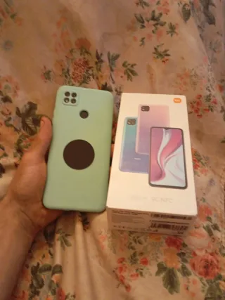 Móvil Negro y Funda Verde