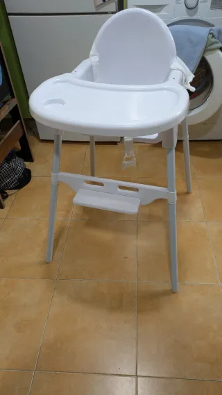 Trona bebé blanca con reposapiés