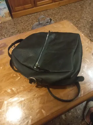 Mochila de piel negra