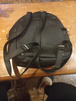 Mochila de piel negra