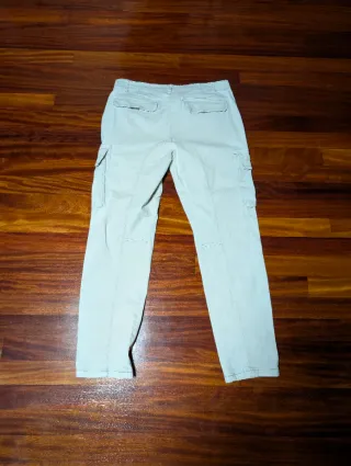 Pantalón cargo beige