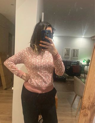 Jersey rosa y blanco con botones dorados en mangas