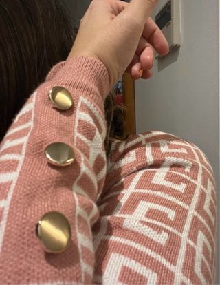 Jersey rosa y blanco con botones dorados en mangas