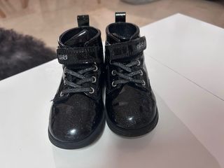 Botines Conguitos negros brillantes 23