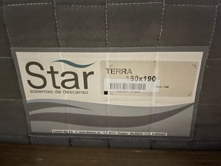 Cama doble con colchón,cabezero y mesitas de noche