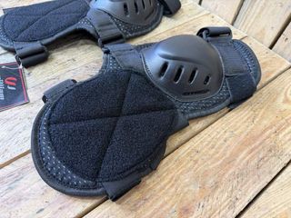 RODILLERAS CON VELCRO DESLIZADERAS