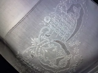 Asciugamani in lino ricamati a mano