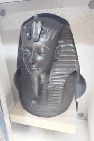 Escultura + libro: Skel, Tutankhamon. Nuevo.