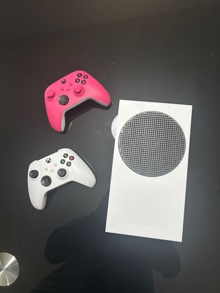 Xbox Series S + 2 Mandos (Blanco y Rosa)