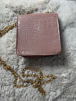 Bolso Primark rosa con cadena dorada