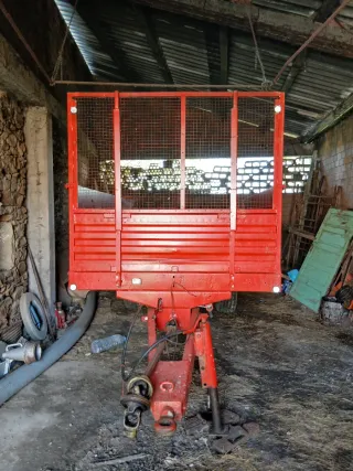 Remolque esparcidor de estiércol rojo