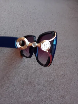 Gafas de sol azul marino y dorado