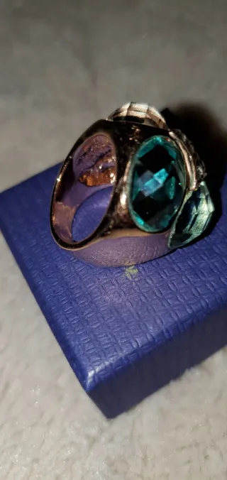 Anello Cocktail Oro con Pietre Verdi e Viola