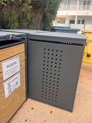 Cubre contenedor de basura doble.