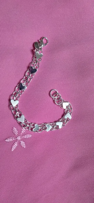 Pulsera de plata con corazones