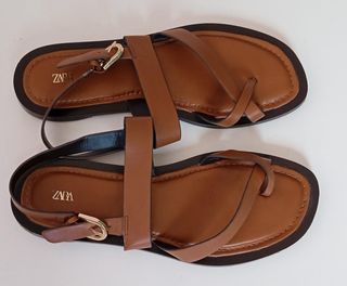 Sandalias planas Zara marrones