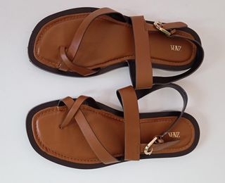 Sandalias planas Zara marrones