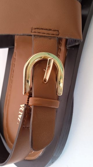 Sandalias planas Zara marrones