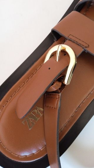 Sandalias planas Zara marrones
