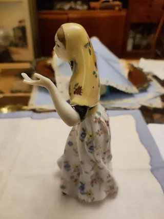 Figura mujer fallera porcelana flores