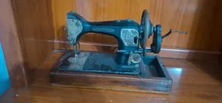 Máquina de coser antigua de hierro