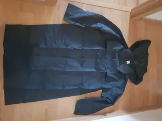 Chubasquero azul marino con botones.