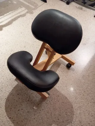 Silla ergonómica rodillas cuero sintético madera