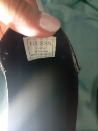 Botines Guess Negros con Detalles Dorados