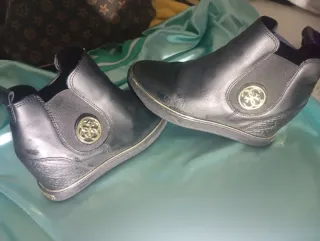 Botines Guess Negros con Detalles Dorados