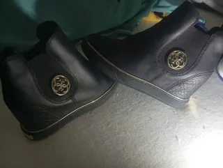 Botines Guess Negros con Detalles Dorados