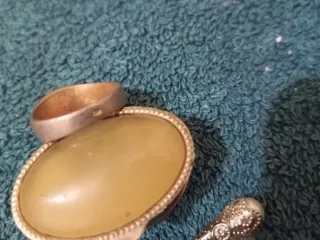 Joyería antigua: anillos, caja y broche