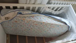 Cuna de bebé con colchón