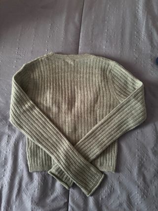 Cardigan verde a costine con bottoni.