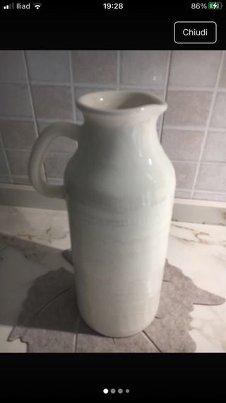 Brocca in ceramica bianca