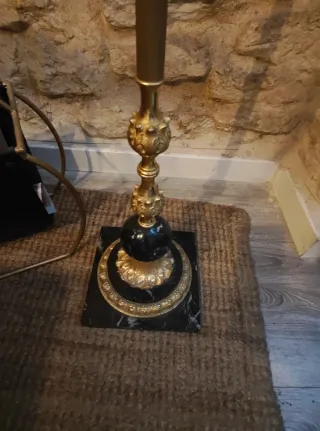 Lámpara de pie antigua dorada y negra