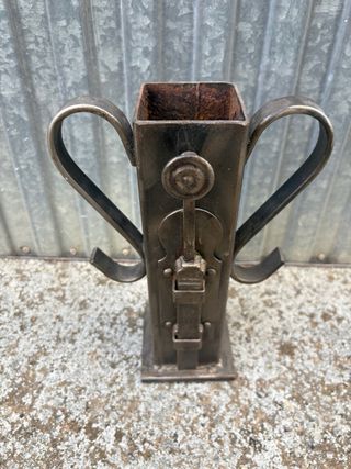 Jarrón de hierro con diseño de cerradura