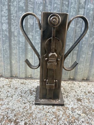 Jarrón de hierro con diseño de cerradura