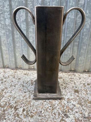 Jarrón de hierro con diseño de cerradura