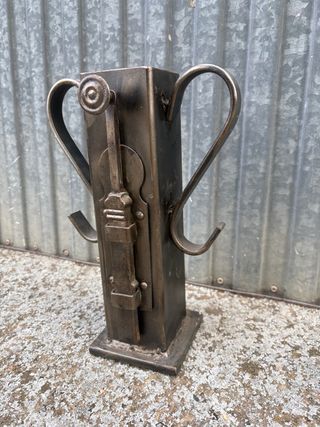 Jarrón de hierro con diseño de cerradura