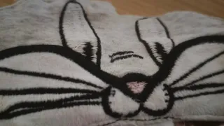 Antifaz para dormir con un conejo