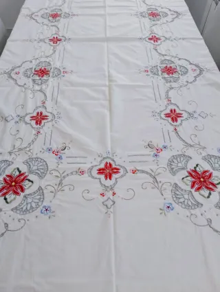 MANTELERIA COLOR CRUDO BORDADA EN ROJO MANTEL