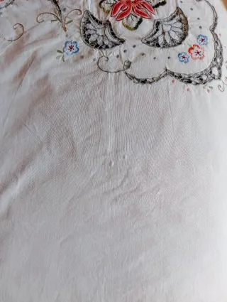 MANTELERIA COLOR CRUDO BORDADA EN ROJO MANTEL