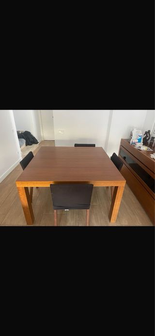 Mesa de comedor y aparador de madera y sillas