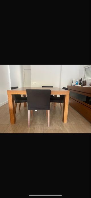 Mesa de comedor y aparador de madera y sillas